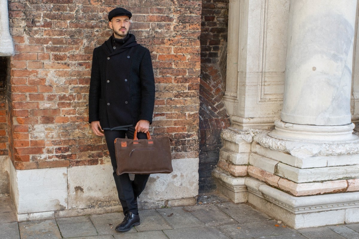 Man Leather Laptop Bag Shop by Venezia Autentica - Shop by Venezia Autentica - Premium laptop bag for men, handmade in Italy, by a master artisan. This handstitched bag is unique, customizable, and made with high-quality Italian leather